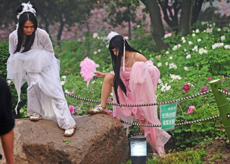 高校男生“伪娘团”